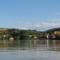 Legenda o grifonu, panorama Banoštora, idiličnog sremskog sela na Dunavu u podgorini Fruške Gore
